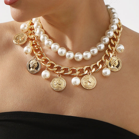Collana da donna con ciondolo a doppio strato in perle stile vintage, medaglione con regina in rilievo e nappina