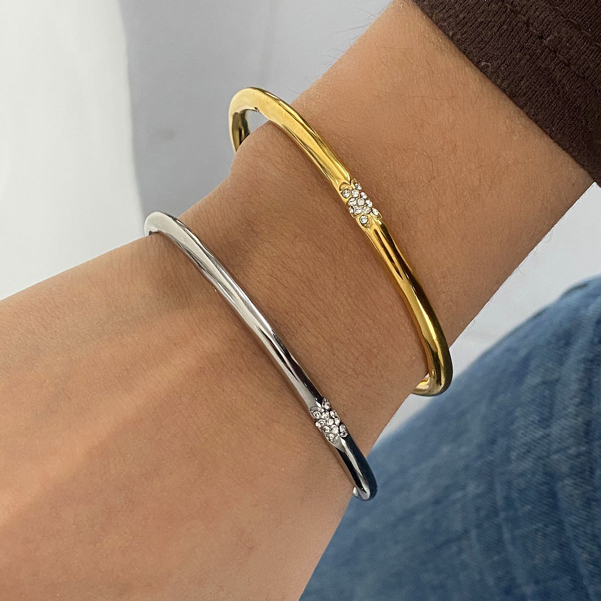 Pulsera Minimalista Geométrica de Acero Titanio para Mujer con Acabado Chapado Lujosa Ligera Ajustable