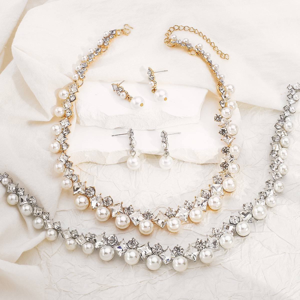 Elegante Conjunto de Collar y Pendientes Barrocos de Aleación con Perlas Simuladas y Detalles de Cristal para Mujer