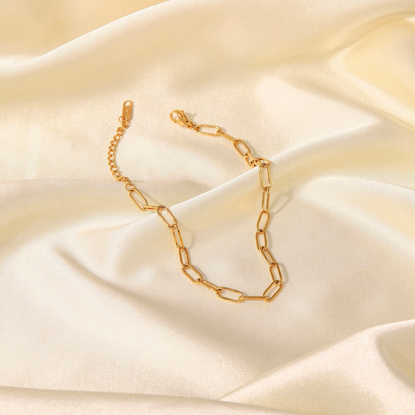 Cavigliera Minimalista Geometrica in Acciaio al Titanio con Catena a Spillo in Oro 18K da Donna