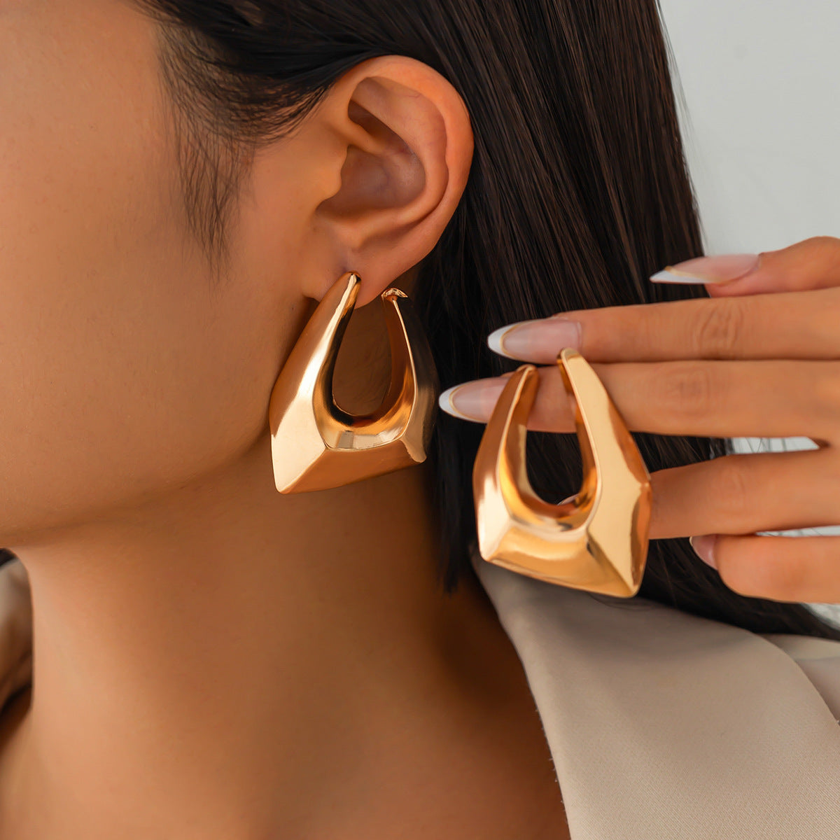 Pendientes de tuerca minimalistas geométricos irregulares con forma de concha de abanico, aleación chapada en oro con postes de acero inoxidable para mujer