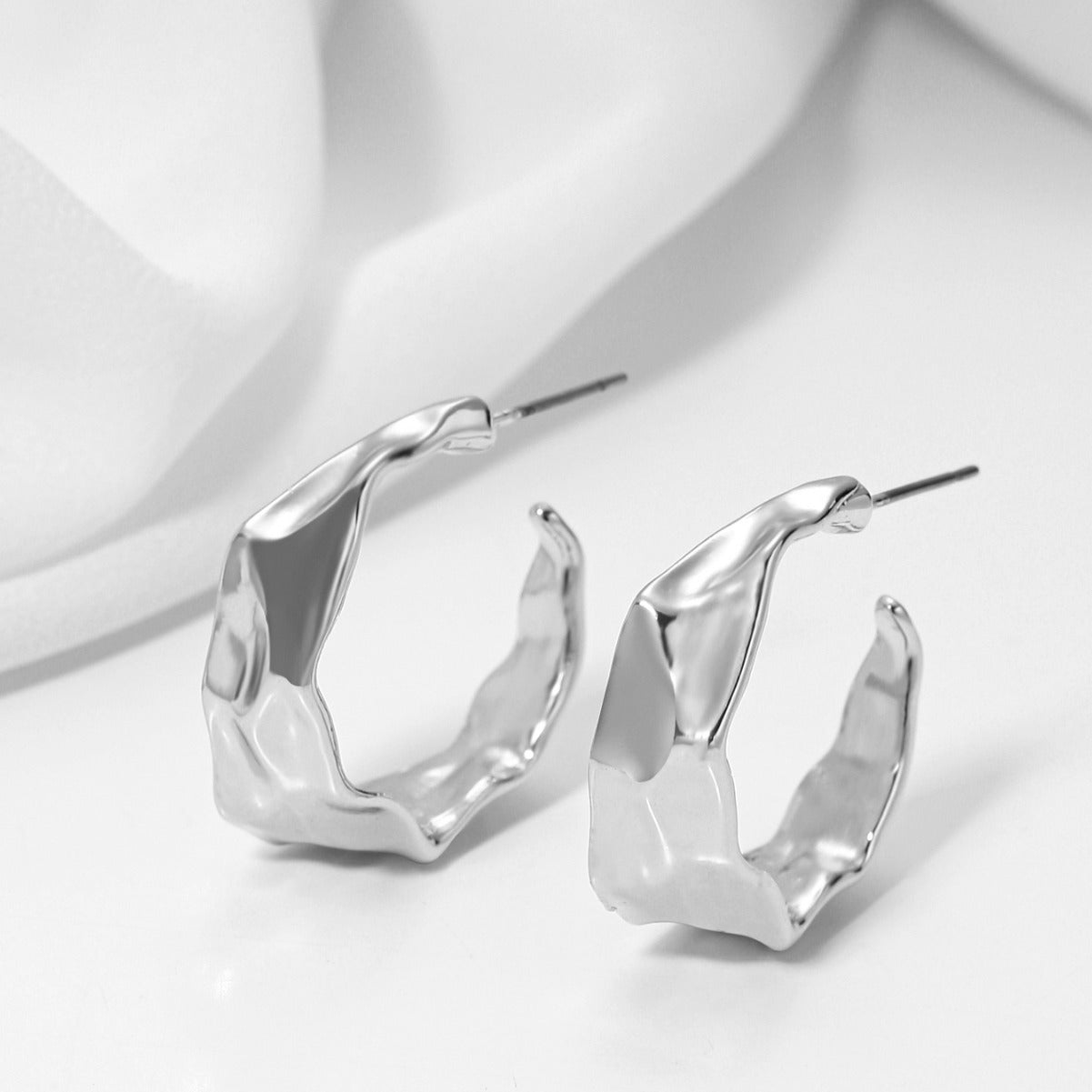 Pendientes de aleación con diseño geométrico minimalista en forma de U para mujer con acabado galvanizado y líneas limpias