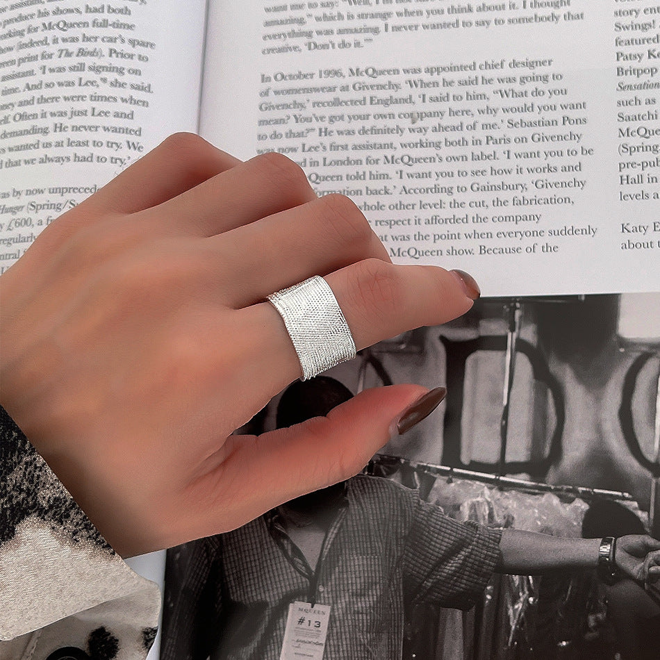 Anillo de plata de ley 925 con textura irregular bohemia y diseño de superficie elevada y hundida para mujer