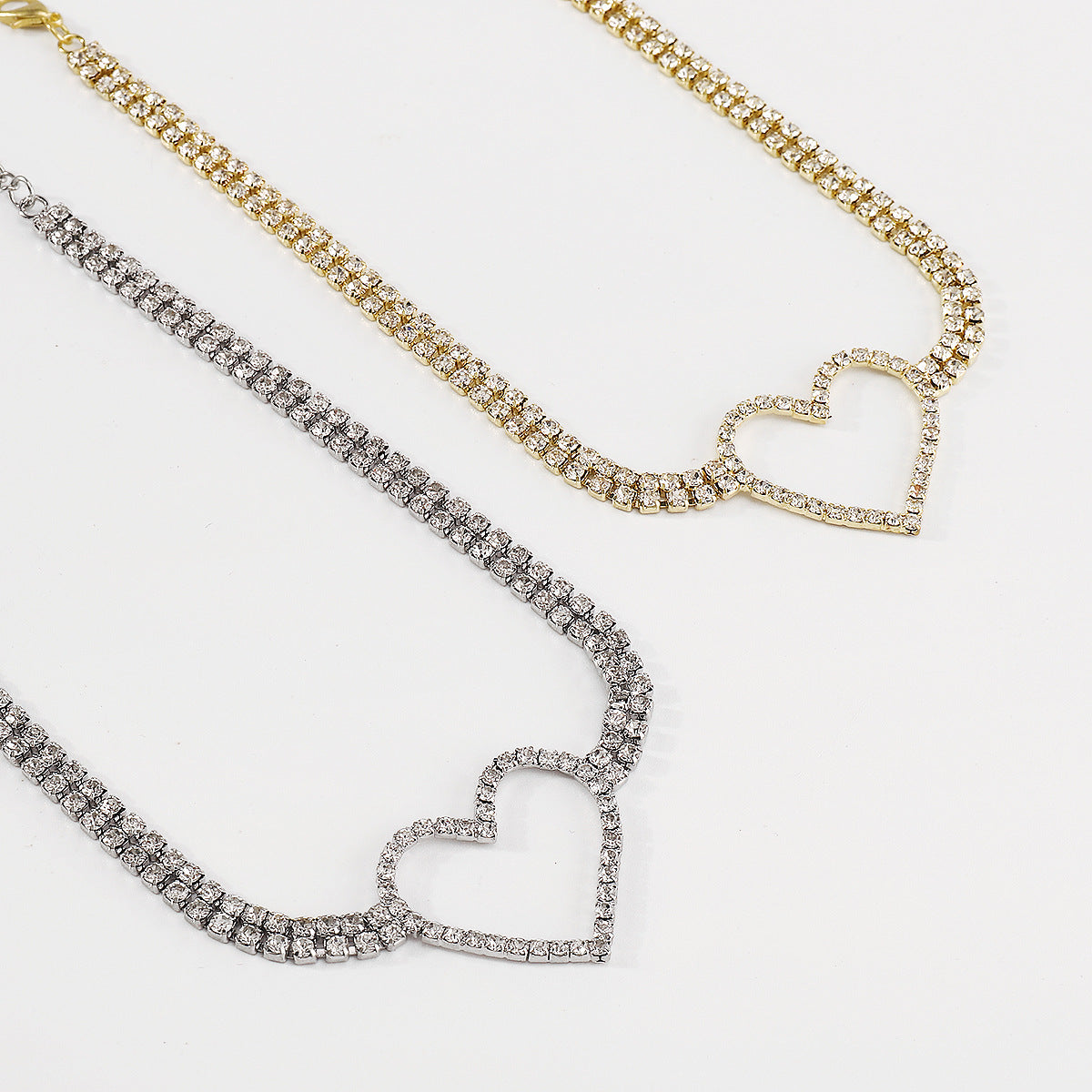 Collana con ciondolo geometrico dolce e audace con catena a griffe e strass per donna