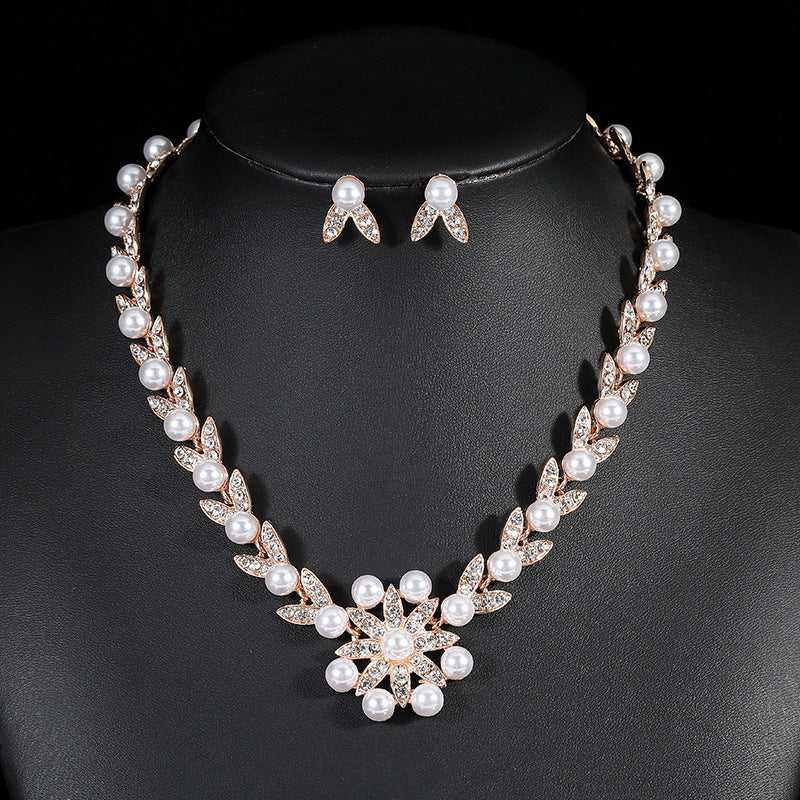 Elegante collar de aleación con colgante floral y de hojas para mujer con acabado chapado, delicada cadena para suéter y cadena de clavícula