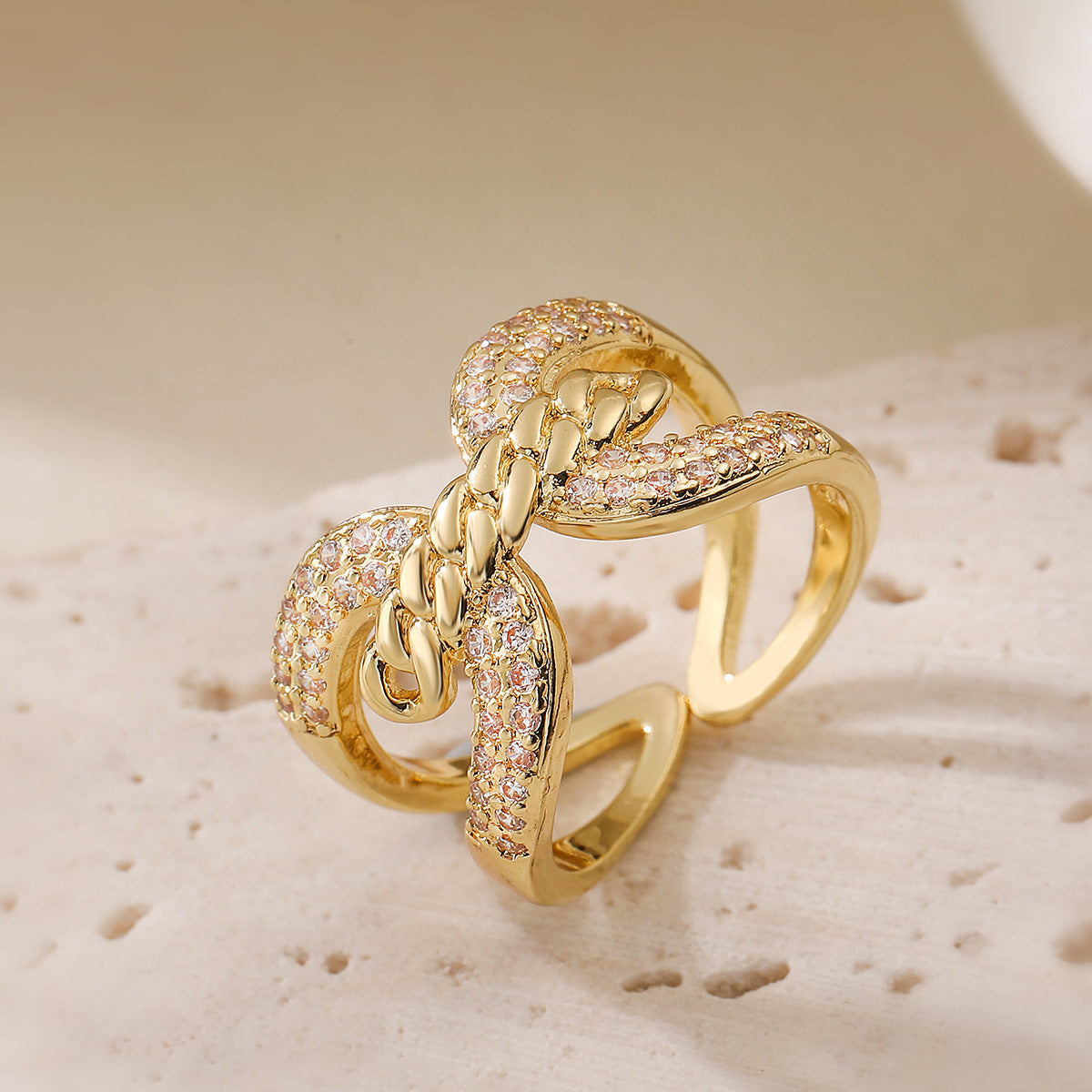 Anello Aperto Geometrico Minimalista da Donna in Rame con Placcatura in Oro 18K e Intarsio di Zirconi