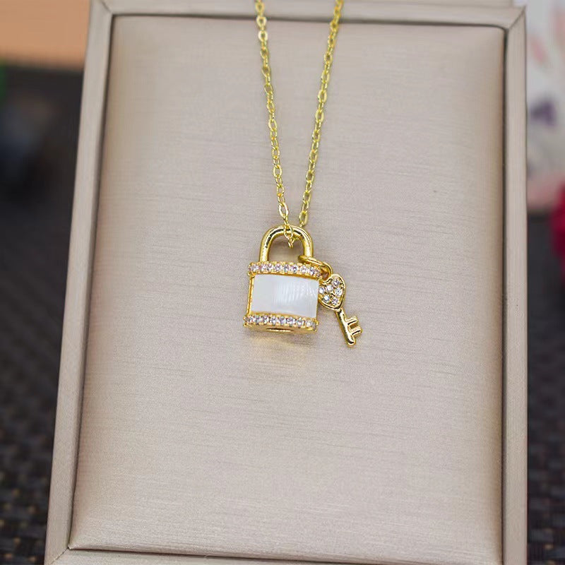 Collana Minimalista da Donna in Acciaio al Titanio a Forma di Lucchetto con Finitura Placcata, Catena a O e Dettagli in Madreperla