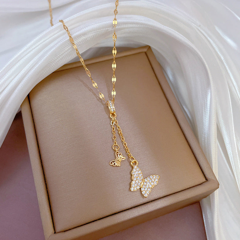Collar con colgante de mariposa de circonita con microincrustaciones de acero de titanio de lujo para mujer con acabado chapado en oro y cadena ajustable