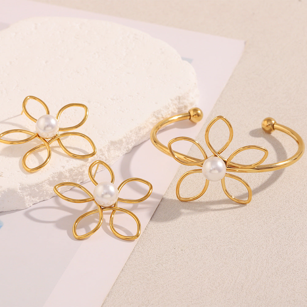 Set di orecchini e bracciale in acciaio inossidabile con placcatura in oro 18 carati e perle simulate, motivo floreale di ispirazione vintage