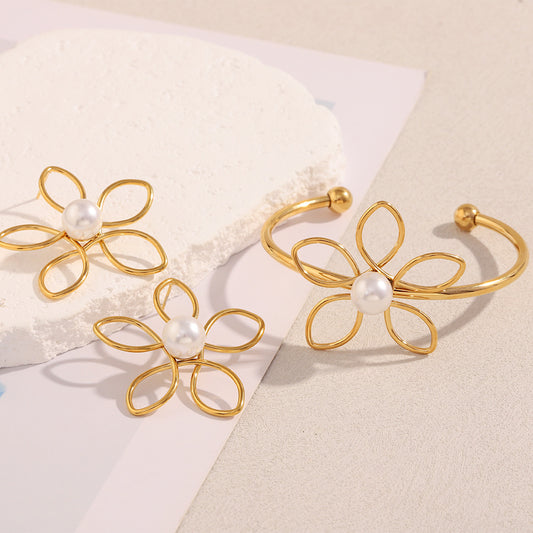Fashionable Vintage-Inspired Floral Stainless Steel Earrings and Bracelet Set with 18K Gold Plating and Simulated Pearl Accents