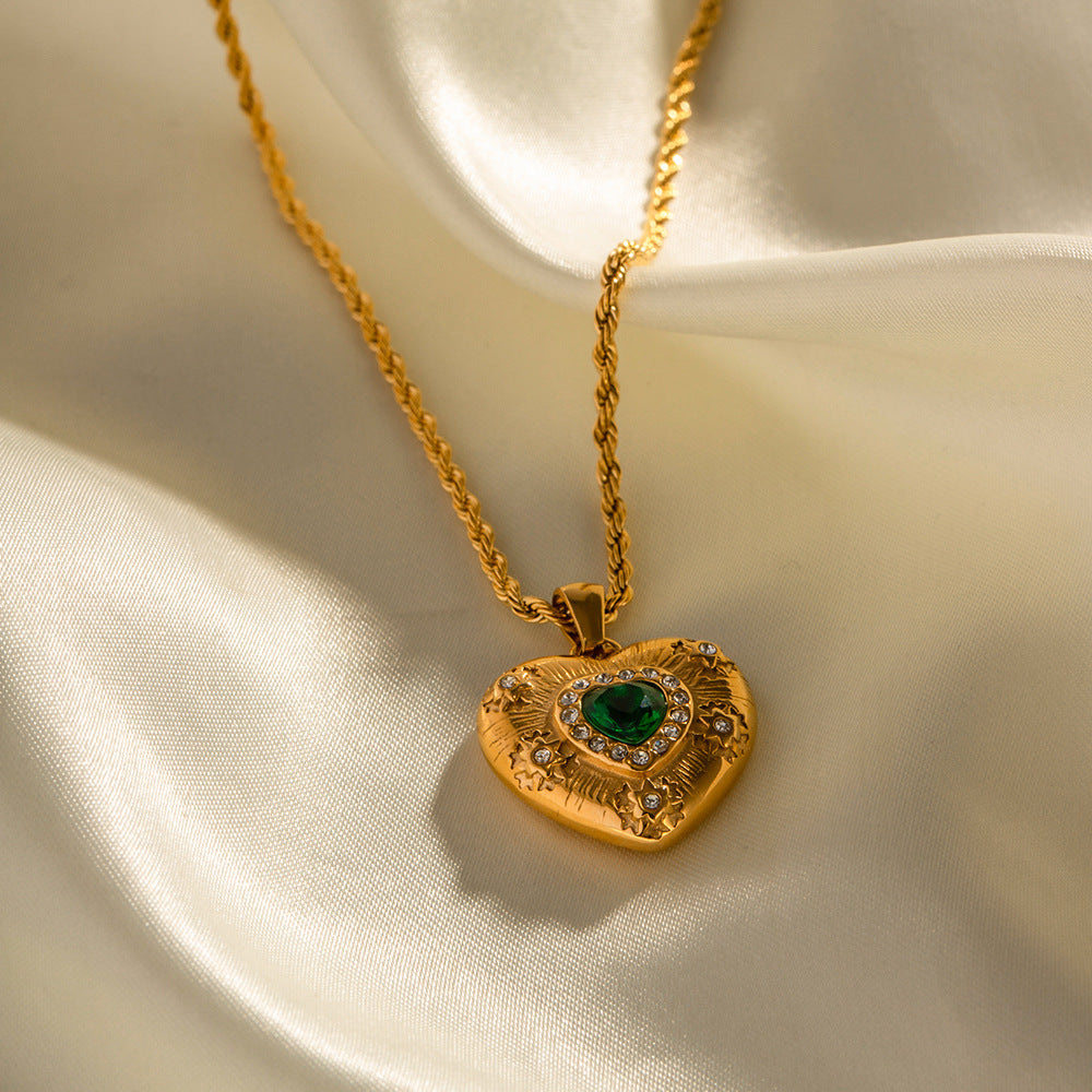 Collana con pendente a cuore in acciaio inossidabile placcato oro 18K stile Instagram con intarsio di zirconi smeraldo