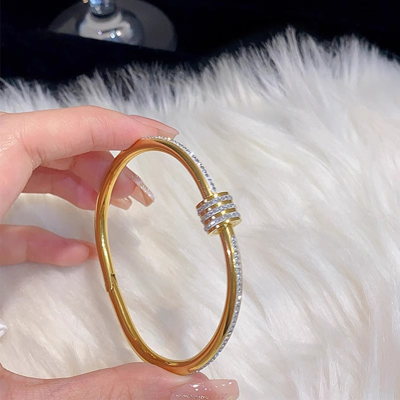 Bracciale Minimalista in Acciaio al Titanio da Donna con Placcatura in Oro e Intarsio di Zirconi, Bracciale Lusso con Design Geometrico Ovale