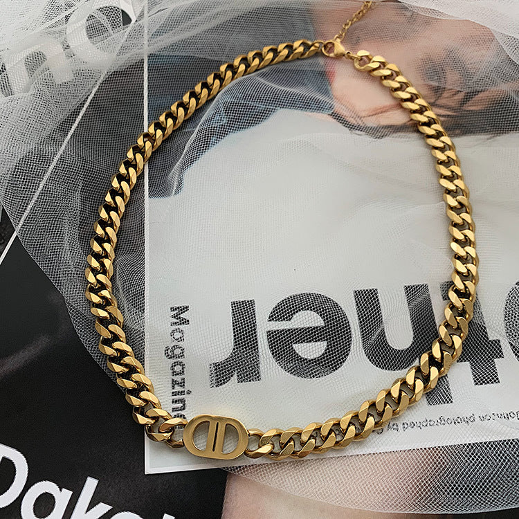 Collana Minimalista con Iniziali in Acciaio Titanio Placcato Oro per Donne e Uomini, Catenina Corta Compatibile con Felpe con Cappuccio