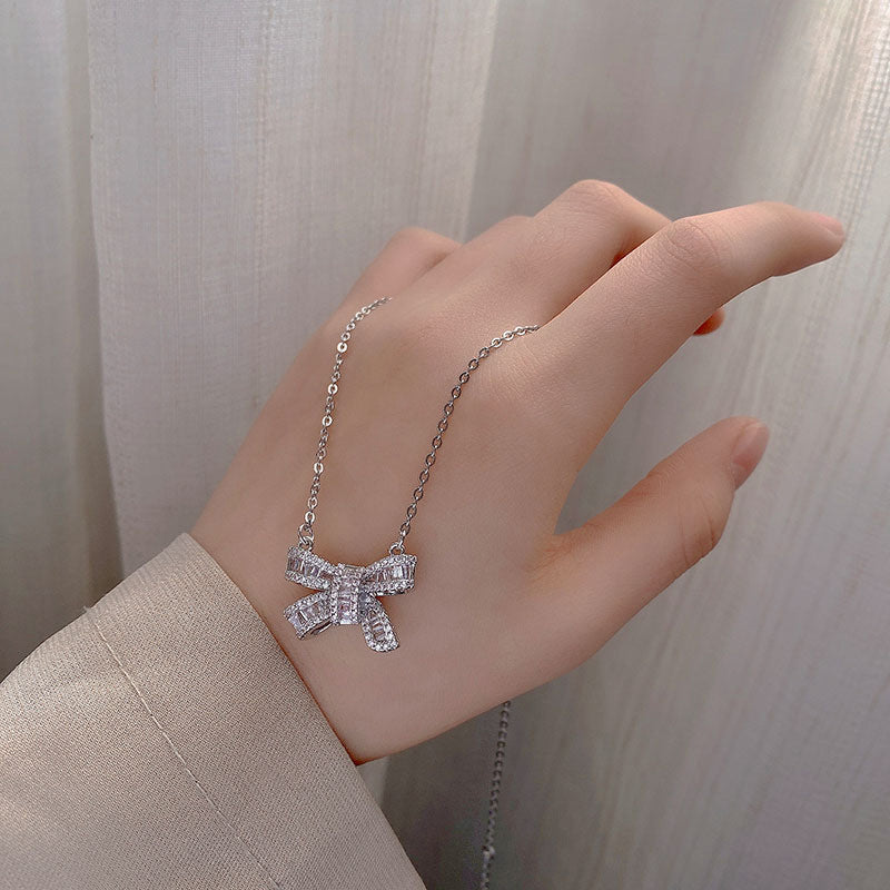 Collana in Acciaio al Titanio a Forma di Fiocco Dolce e Audace con Intarsio di Strass per Donna e Uomo, Stile Medaglione con Catena a Croce Regolabile