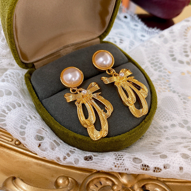 Pendientes Geométricos Vintage con Acentos de Perlas y Base de Cobre Chapado en Oro para Mujer
