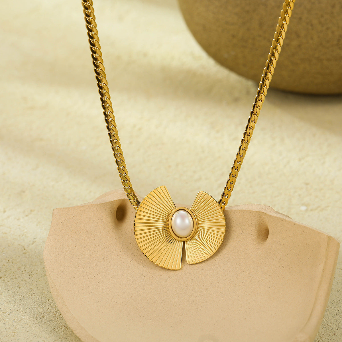 Collar con Colgante Asimétrico de Acero Inoxidable con Forma de Abanico y Detalles de Perlas para Mujer, Cadena Minimalista Galvanizada a la Clavícula