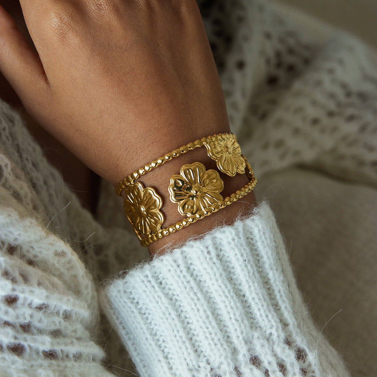 Bracciale rigido aperto da donna in acciaio inossidabile placcato oro 18K con motivo a colomba della pace