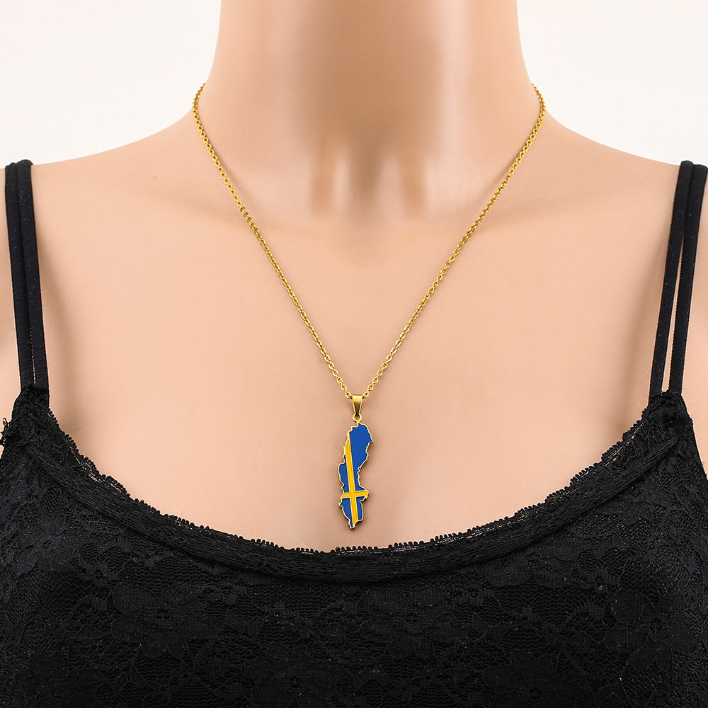 Collana con Ciondolo Minimalista Bandiera Svedese in Acciaio Inox con Finitura Smaltata su Catena a O per Uso Unisex