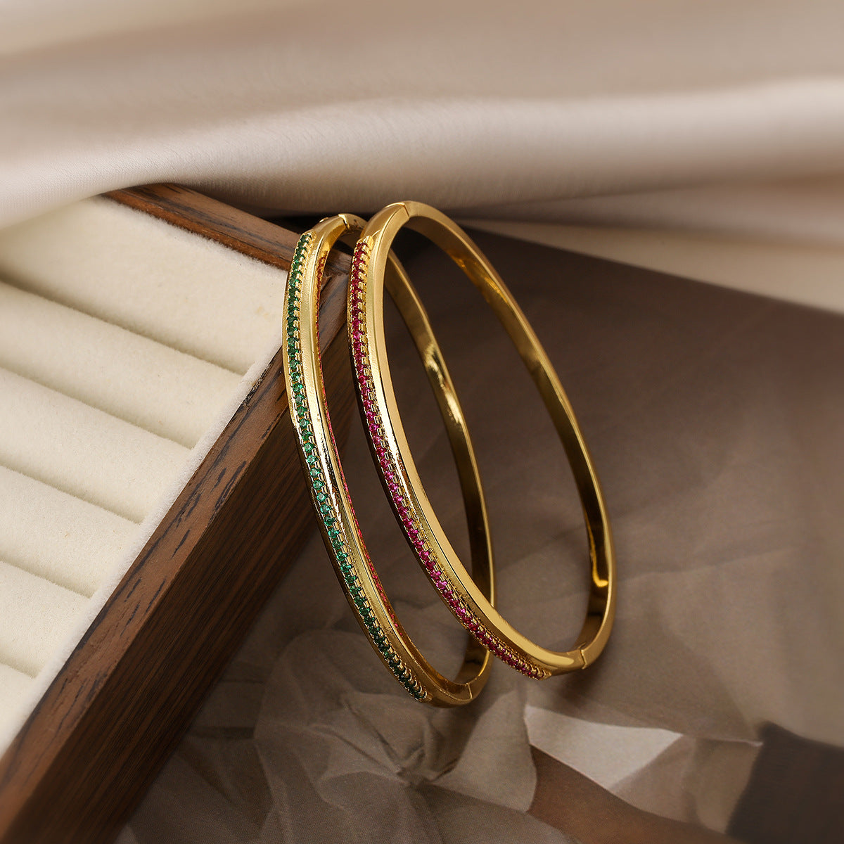 Bracciale Geometrico Minimalista in Rame per Donna con Placcatura in Oro 18K e Zirconi Micro-Incastonati