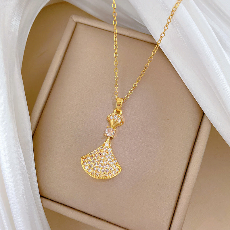 Collar con colgante minimalista de hoja de ginkgo en acero inoxidable con incrustaciones de diamantes de imitación para mujeres y hombres