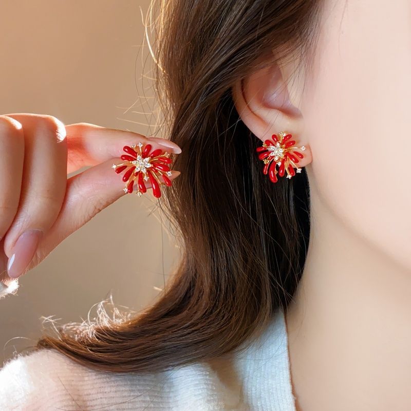 Pendientes de tuerca de aleación con forma de flor de lujo estilo retro de Hong Kong con acabado esmaltado y postes de acero inoxidable para mujer