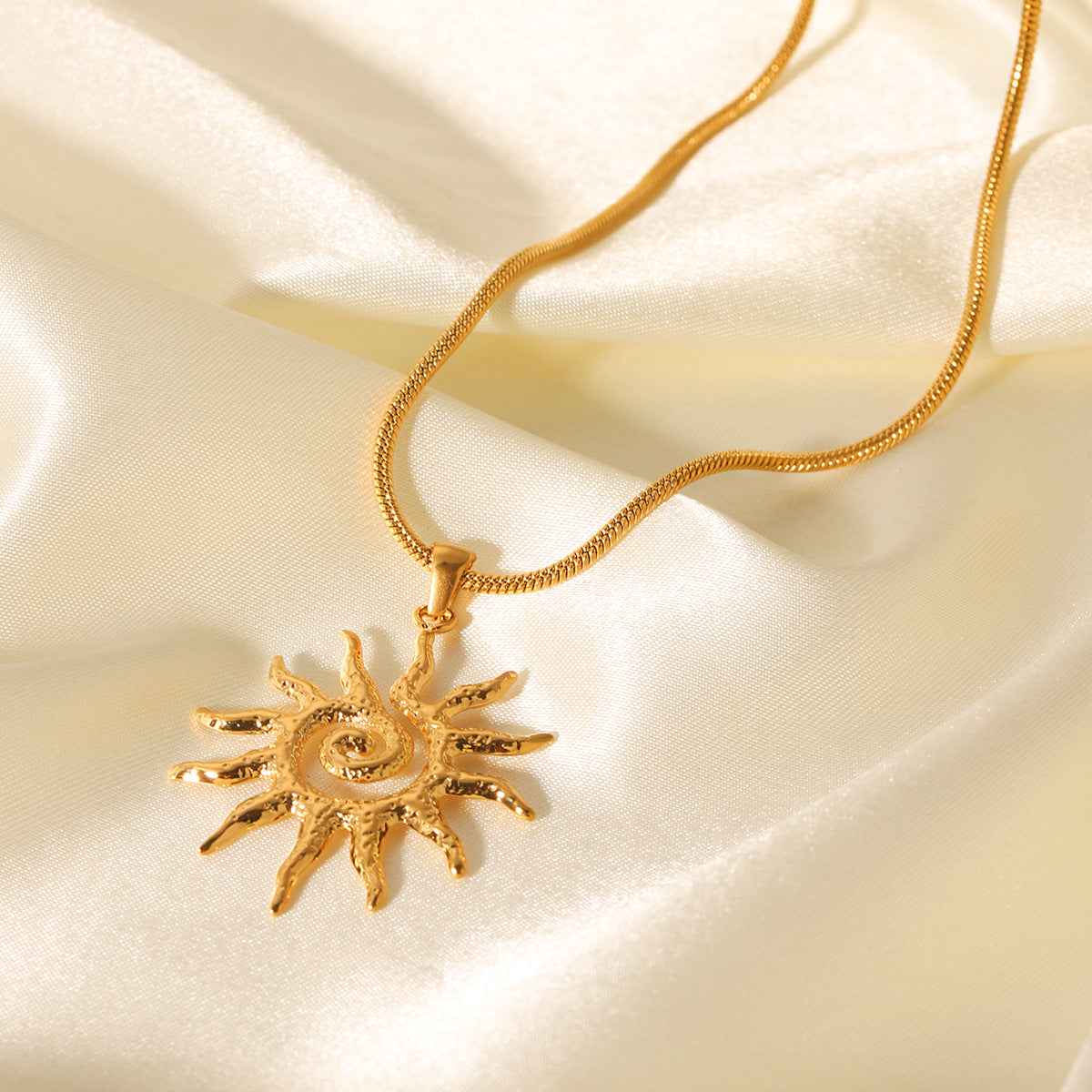 Collana con ciondolo a sole geometrico minimalista in acciaio inossidabile con placcatura a catena snake da donna