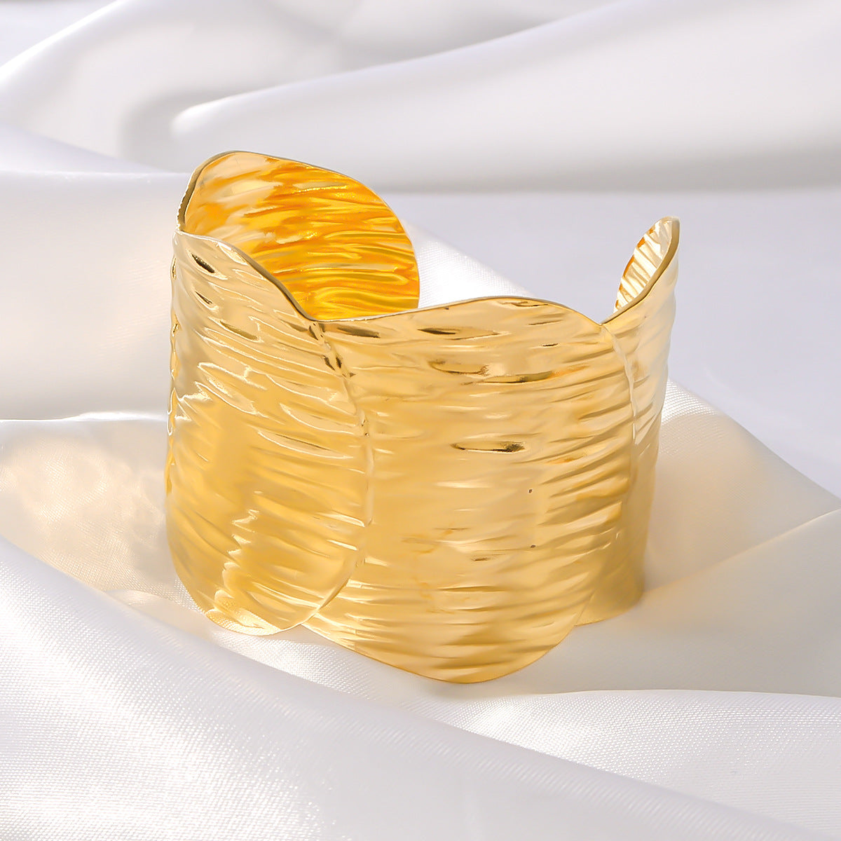 Bracciale da donna regolabile in acciaio al titanio placcato oro 18 carati — Braccialetto rigido a polsino in metallo minimalista dalla forma irregolare