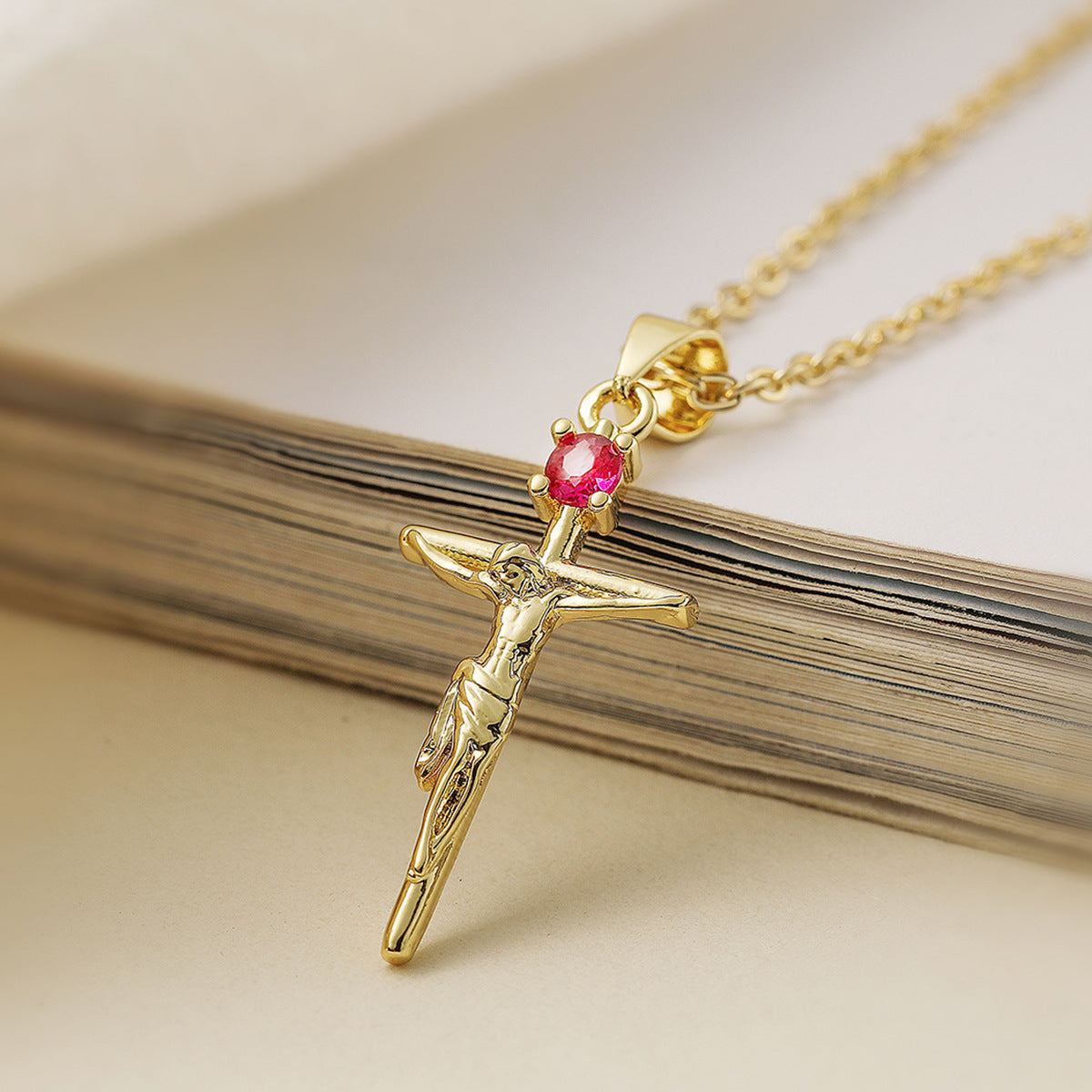 Collana con Pendente a Croce Stile Vintage da Donna Realizzata in Rame con Placcatura in Oro 18K e Intarsio di Zirconi