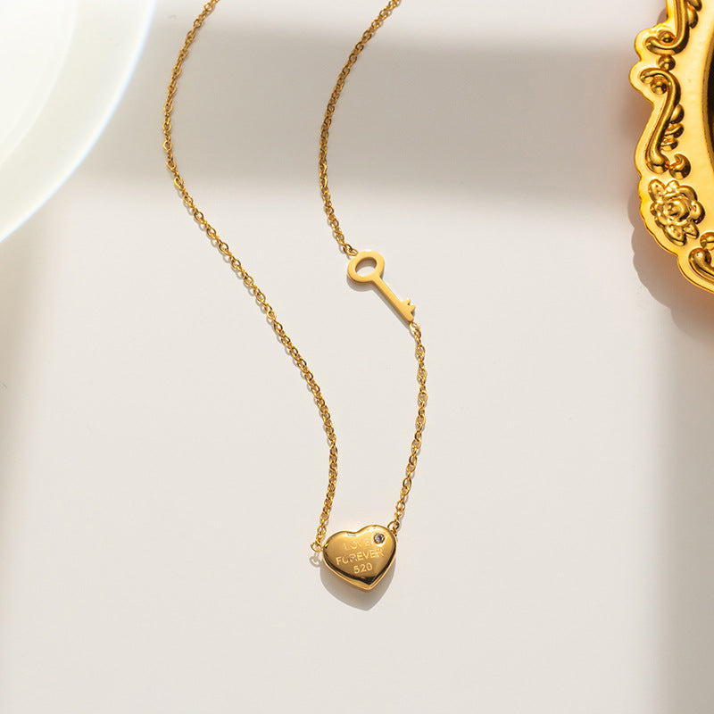 Collana da donna con ciondolo a cuore tridimensionale minimalista in acciaio al titanio placcato in oro rosa 18 carati su catena a maglie sferiche