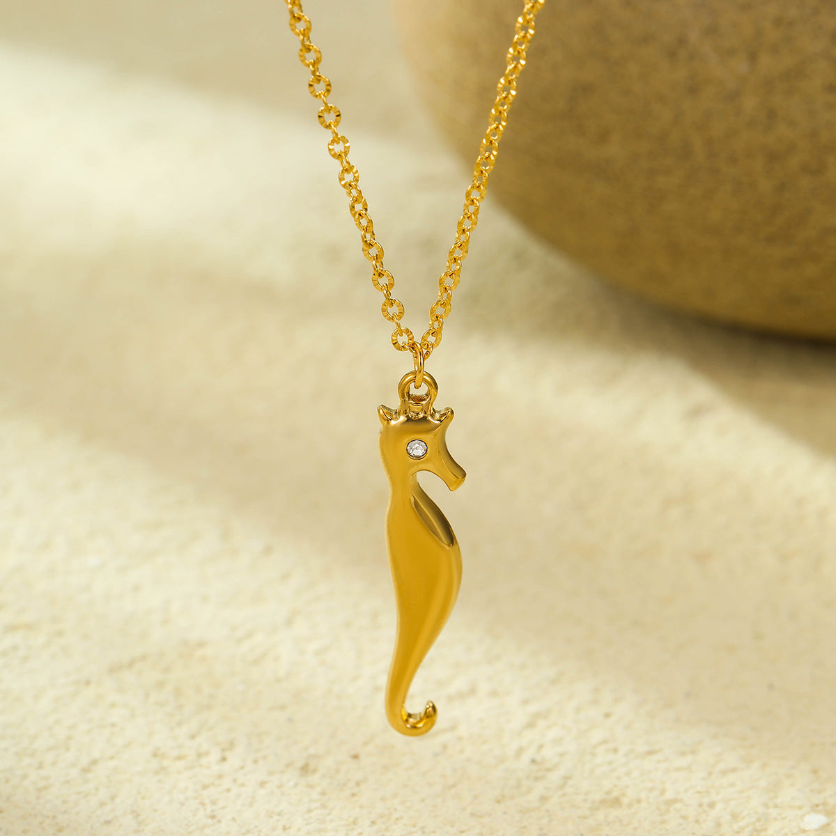 Collana con Pendente Ippocampo alla Moda da Donna in Acciaio Inossidabile Placcato Oro, Catena Minimalista per Clavicola