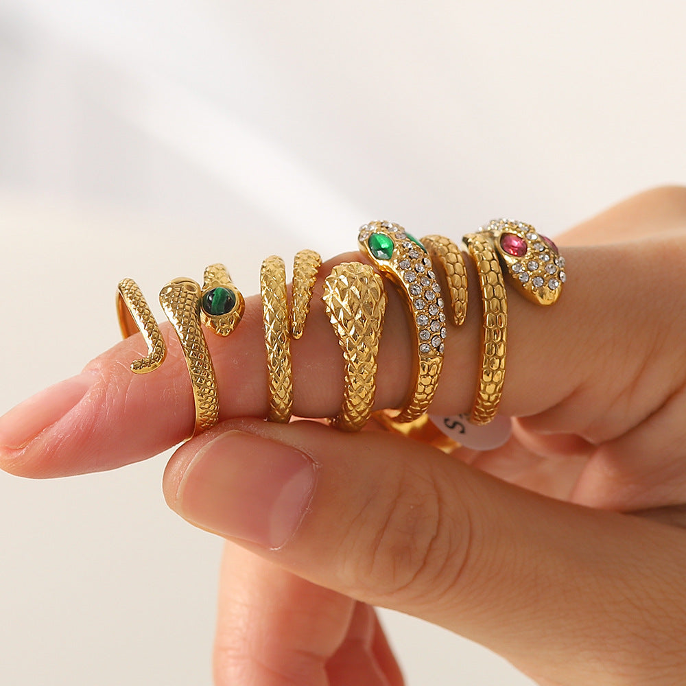 Anello aperto in acciaio al titanio a forma di serpente in stile vintage con intarsio di strass da donna