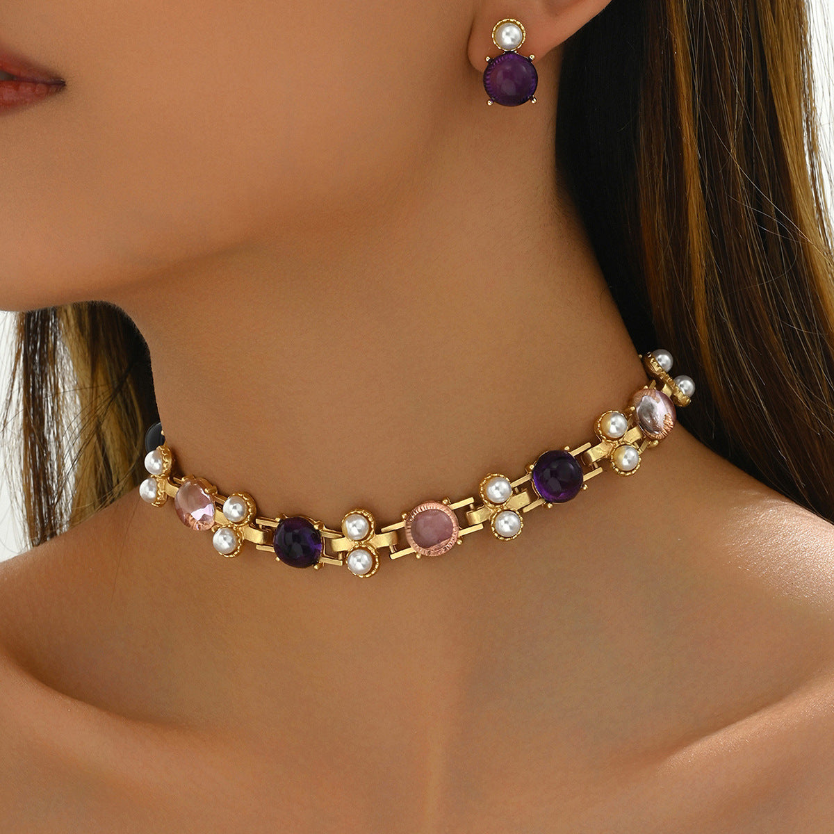 Conjunto de collar con colgante geométrico dulce y fresco y pendientes de tuerca de cobre con incrustaciones de diamantes de imitación bañados en oro