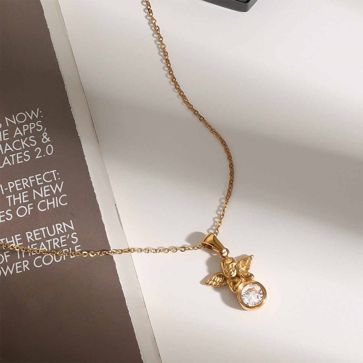Elegante collana con ciondolo geometrico a forma di angelo in acciaio inossidabile con intarsi di strass e finitura placcata per donna