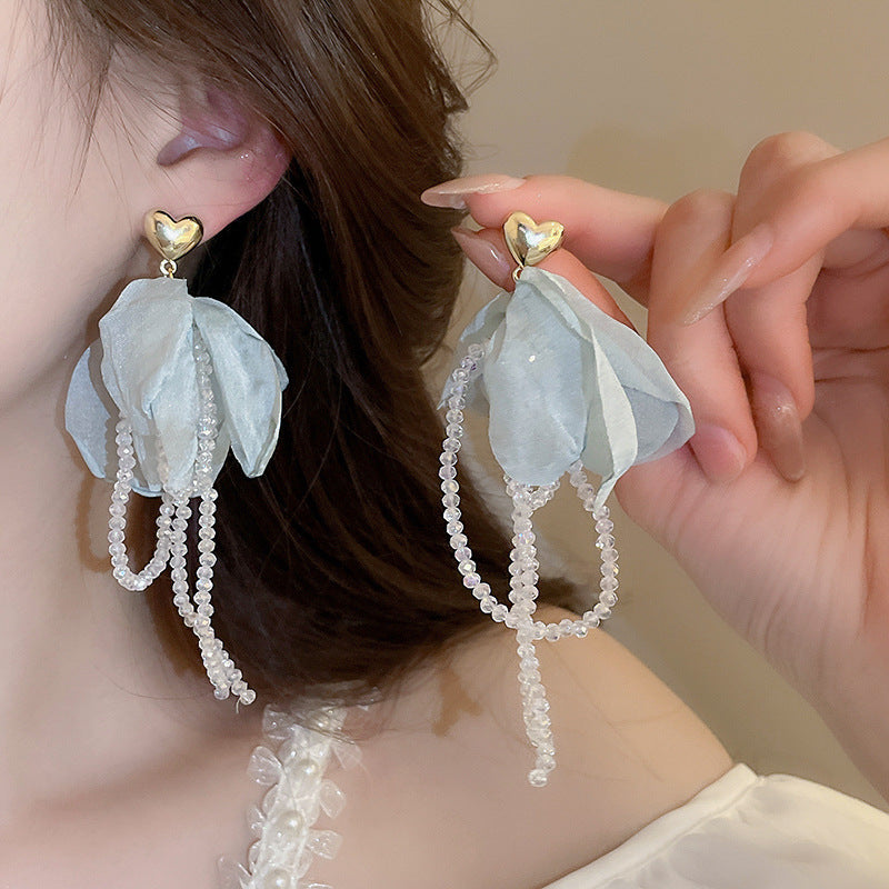 Orecchini floreali delicati con perni in argento, borchie in rame elettrolitico con nappe fluenti, estetica fresca e dolce per donna
