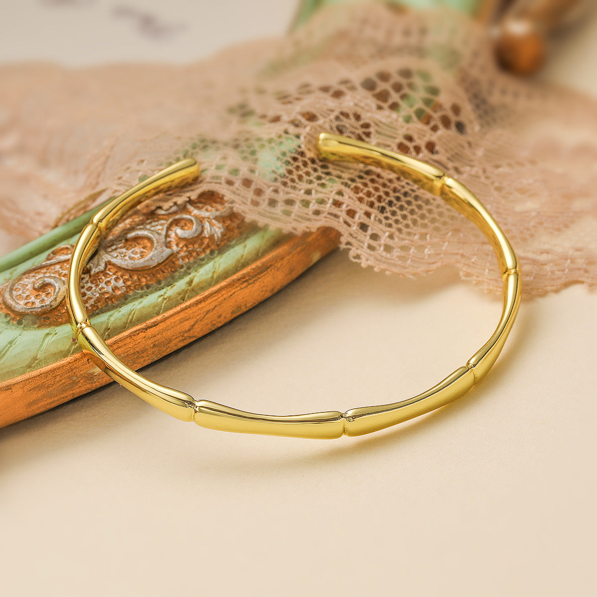 Bracciale a Polsino Minimalista in Rame Placcato Oro 18K con Nodi di Bambù da Donna