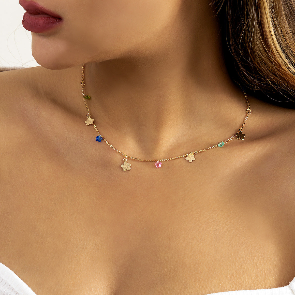 Artistic Star-Shaped Alloy Pendant Necklace with Rhinestone Accents and Fringe Detail on Delicate Single-Layer Knuckle Chain for Women