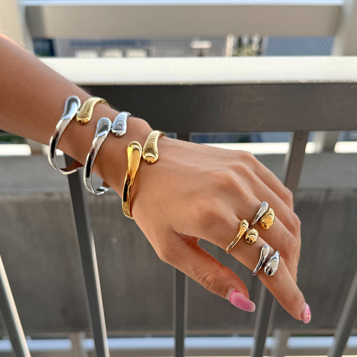 Conjunto de Pulsera de Acero Inoxidable a la Moda con Anillo de Acero de Titanio y Pendientes en Forma de Gota para Mujer