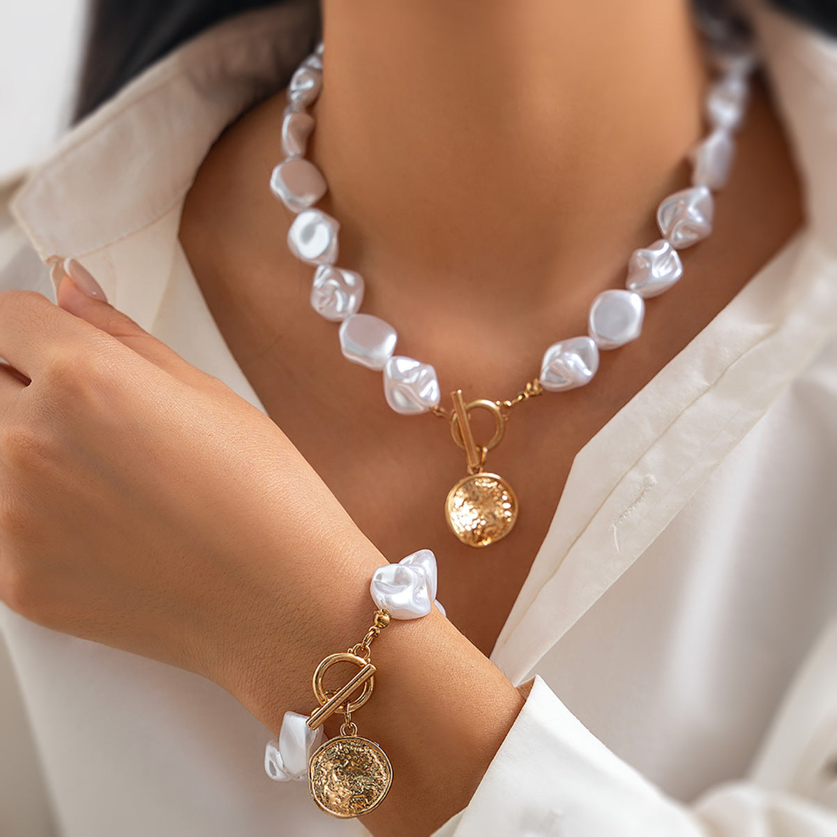 Collar con colgante de aleación con forma de corazón, estilo francés vintage, con acabado chapado y cadena de perlas para mujer