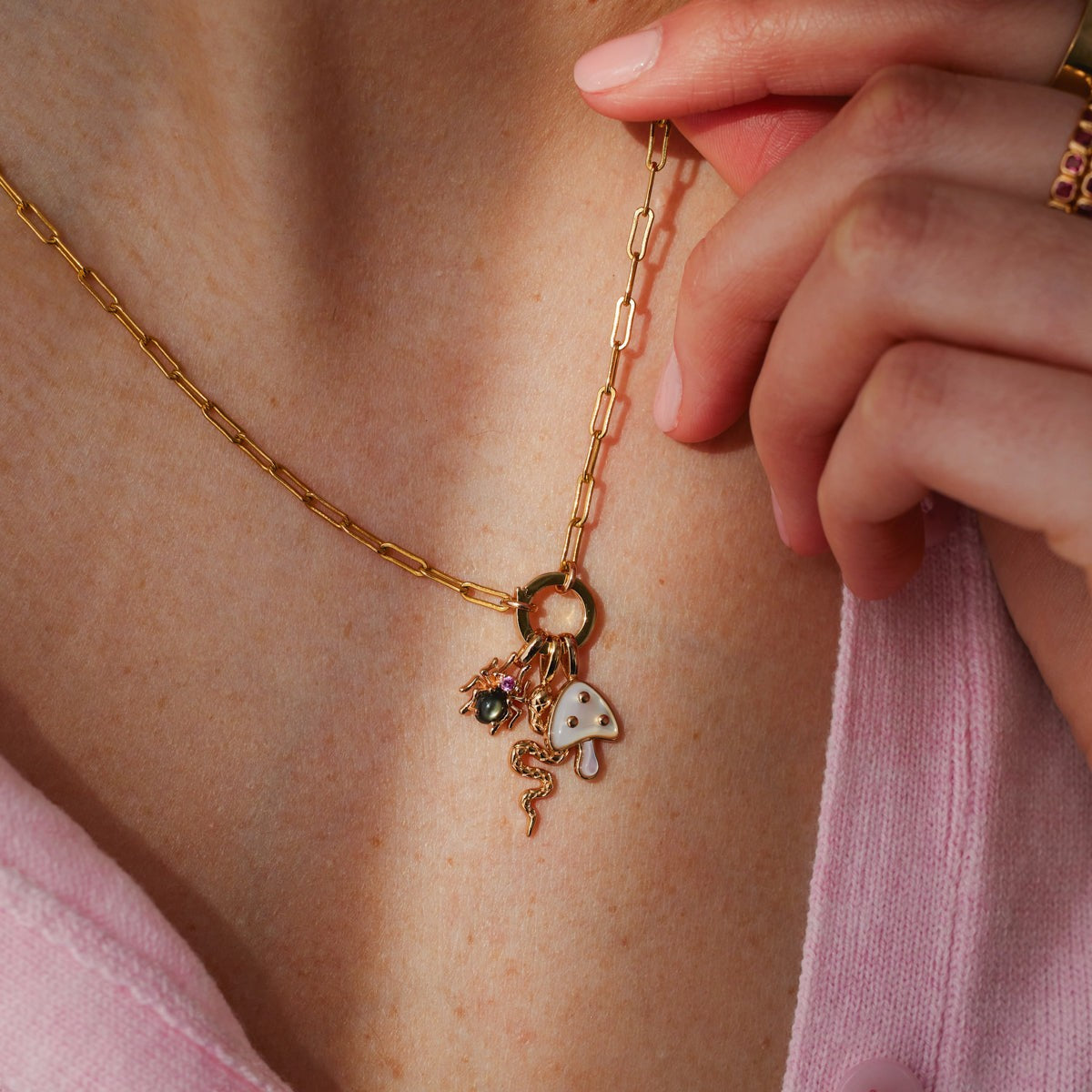 Ciondolo Minimalista placcato oro in ottone a forma di cuore con strass e barretta quadrata