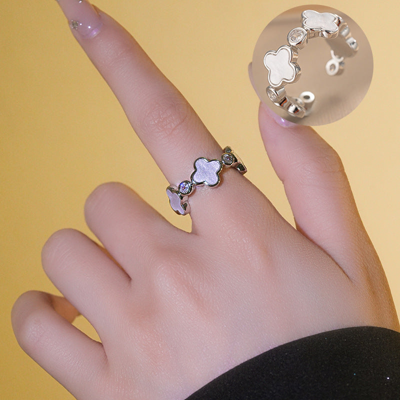 Anello minimalista in rame placcato oro con quadrifoglio e fascia aperta regolabile da donna