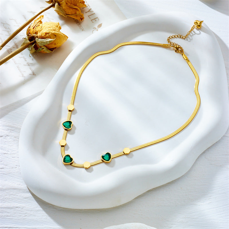 Collar Colgante Hexagonal Geométrico Vintage con Dije de Corazón Incrustado de Diamantes de Imitación en Cadena de Serpiente de Acero de Titanio Bañado en Oro para Mujer