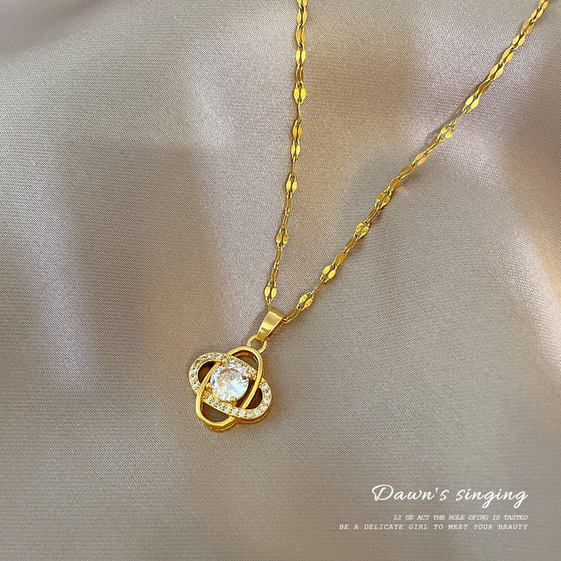 Collana Minimalista da Donna a Forma di Trifoglio Cavo in Acciaio Inossidabile con Strass e Delicata Catena in Acciaio al Titanio