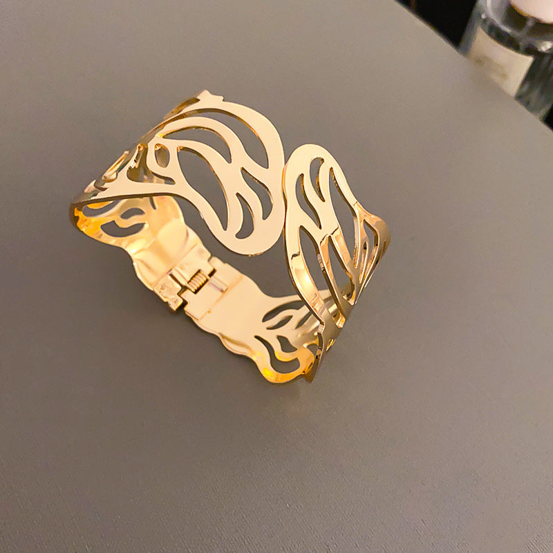Pulsera de metal con patrón de cuadrícula geométrica de tono frío minimalista con acabado galvanizado para mujer