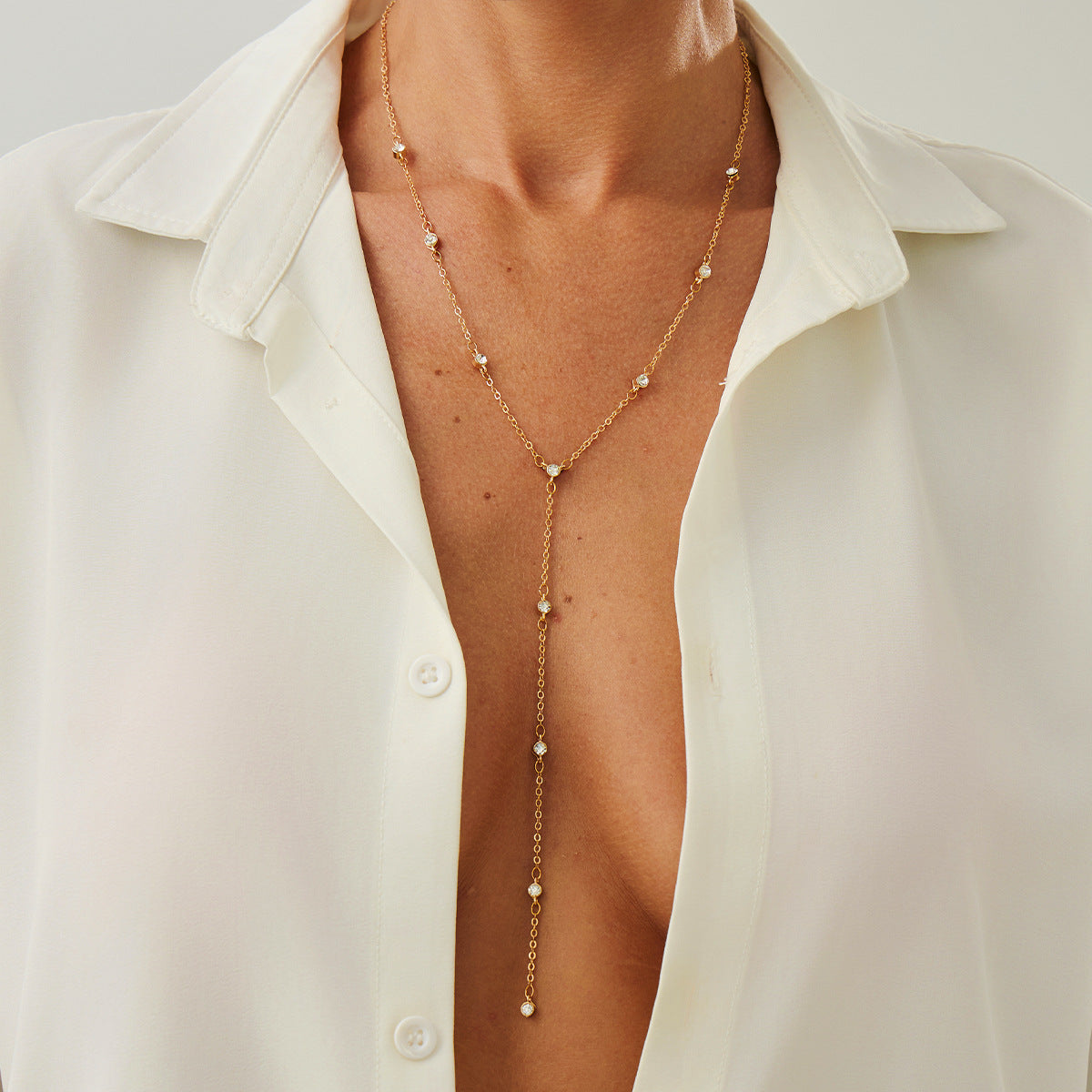 Collana a pendente minimalista a Y da donna con catena in lega di zinco placcata e nappe con strass