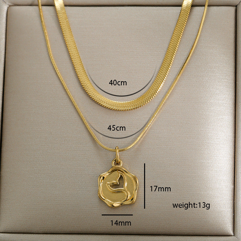 Collana corta a strati in acciaio inossidabile placcato con ciondolo a rosa floreale minimalista da donna con catena a lama