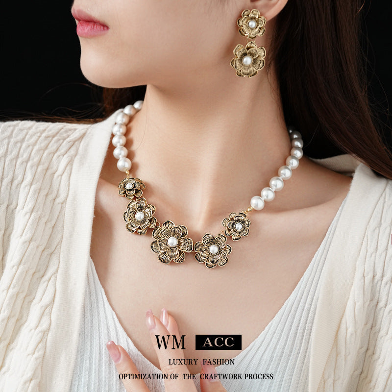 Set di orecchini e catena per clavicola da donna con motivo floreale vintage, perle, ciondolo in lega e finitura placcata