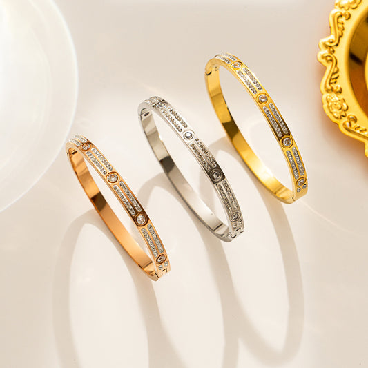Bracciale Minimalista Geometrico Rotondo in Acciaio al Titanio con Pavé Completo, Micro-Incastonatura di Strass e Finitura Galvanica Sottovuoto
