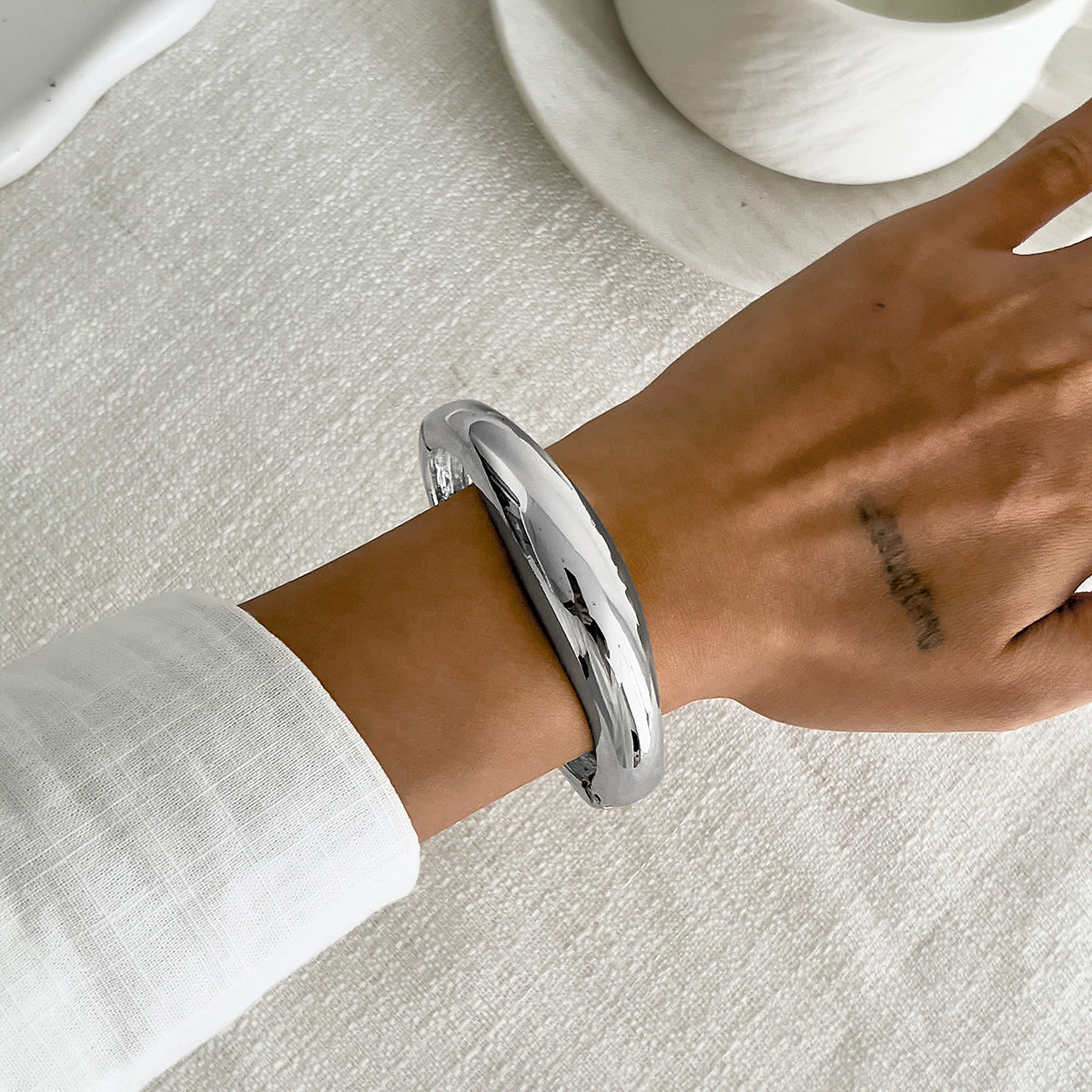 Bracciale da donna in lega in stile geometrico con finitura placcata, gioiello rigido a fascia larga