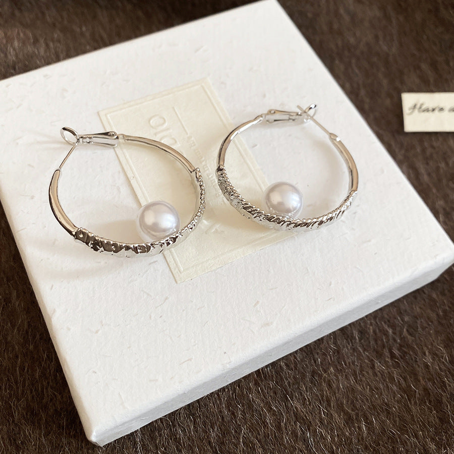 Aretes de aro minimalistas redondos con perlas para mujer con postes de acero de titanio y acabado galvanizado