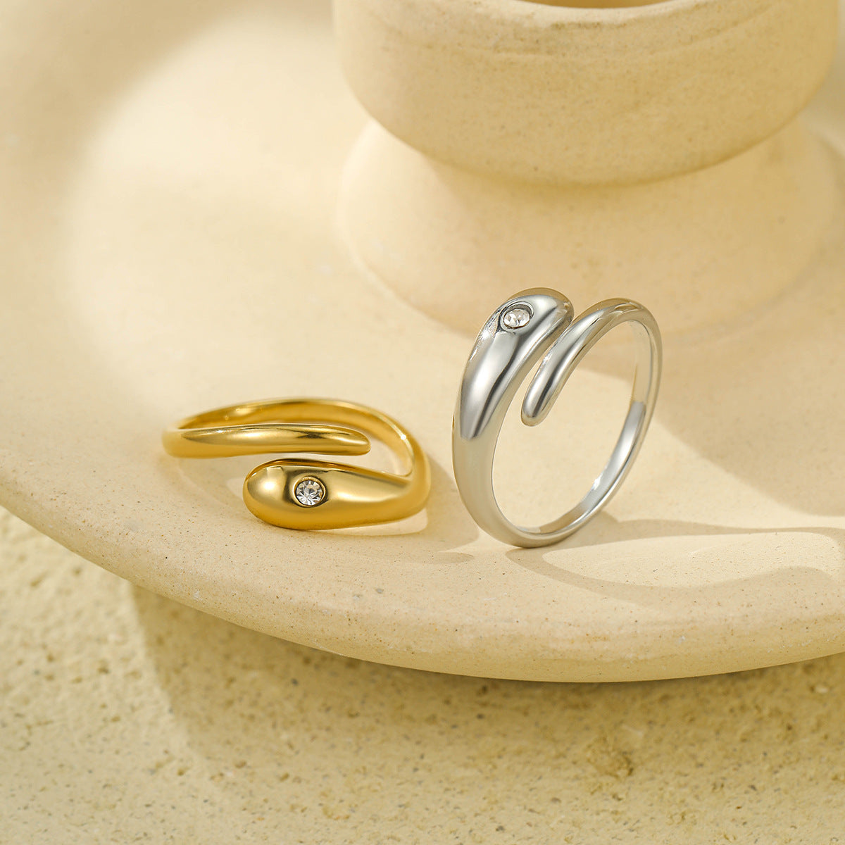 Anello da donna in acciaio inossidabile di lusso placcato oro con zirconi geometrici in acciaio al titanio, gioielli alla moda resistenti allo sbiadimento per l'ufficio